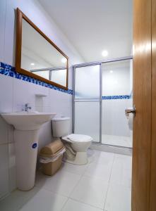 La salle de bains est pourvue de toilettes, d'un lavabo et d'une douche. dans l'établissement HOTEL MONTANAR HOME, à La Dorada