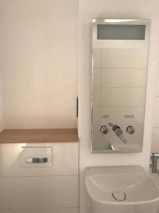 een kleine badkamer met een toilet en een wastafel bij Tegernsee - Tolles, zentrales Appartement in Tegernsee