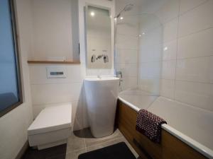 een badkamer met een douche, een bad en een toilet bij Tegernsee - Tolles, zentrales Appartement in Tegernsee