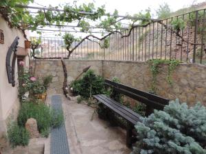 モラ・デ・ルビエロスにあるApartamentos Turisticos El Refugioの植物庭園の黒いベンチ