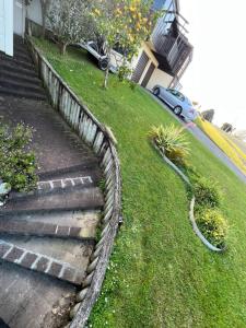 Garður fyrir utan Auckland Sea&SkyTower view Homestay with free Netflix, Parking
