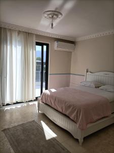 1 dormitorio con cama y ventana grande en Holistic Balance, 