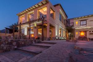 una casa grande con muchas ventanas en La Posada del Rio, en Tilcara