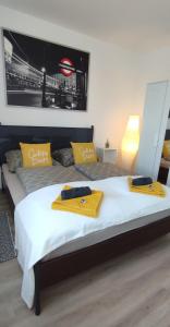 een slaapkamer met een bed met twee handdoeken erop bij Be Home! Apartment Gratkorn in Gratkorn