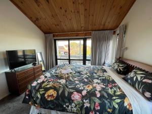 Rúm í herbergi á Auckland Sea&SkyTower view Homestay with free Netflix, Parking
