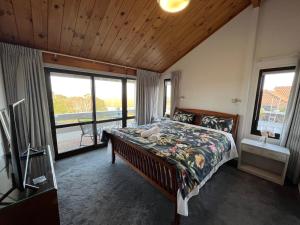 Rúm í herbergi á Auckland Sea&SkyTower view Homestay with free Netflix, Parking