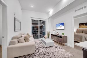 uma sala de estar com um sofá e uma televisão em Modern Unit in the Heart of Downtown Miami With Free Parking em Miami
