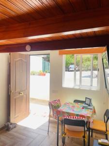Casa Azul Mountain Retreat في فيغا دي سان ماتيو: غرفة طعام مع طاولة وكراسي ونافذة