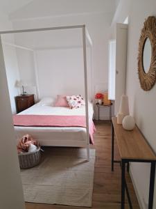 Schlafzimmer mit einem Bett und einem Spiegel in der Unterkunft Villa The Green Door - Casa Vacanze vicino a Roma in Fonte Nuova
