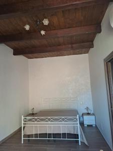 Cama en habitación con techo de madera en B&B Vatra, en Civita