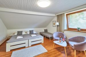 チェスキー・クルムロフにあるヴィラ ギャップ アパートメンツのベッドルーム1室(ベッド1台、椅子2脚、テーブル付)