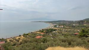 vistas a la playa y al océano desde una colina en Assos No9 Hotel, en Canakkale