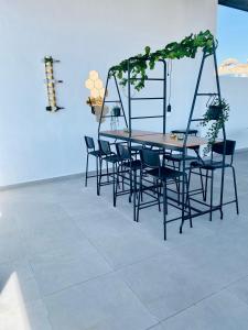 een tafel en stoelen met planten erop bij Casa Leyen Penthouse with rooftop pool and stunning view and 3 big private terraces in Orihuela