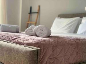 - un lit avec 2 serviettes dans l'établissement Athens heart city centre apartment, à Athènes