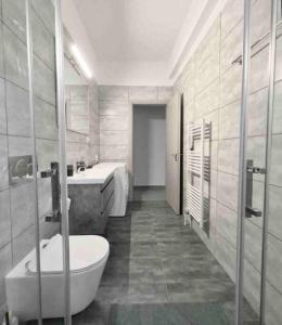 La salle de bains est pourvue d'une baignoire, d'un lavabo et de toilettes. dans l'établissement Athens heart city centre apartment, à Athènes