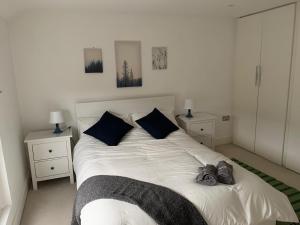 Un pat sau paturi într-o cameră la Delightful new ensuite bedroom with stunning shared kitchen & living room -1C The Charteris