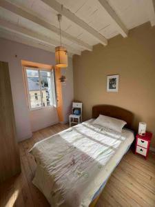 Un pat sau paturi într-o cameră la Maison en vallée d’Ossau
