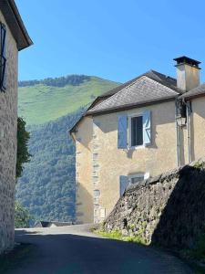 una casa con una finestra sul lato di una strada di Maison en vallée d’Ossau a Sainte-Colome