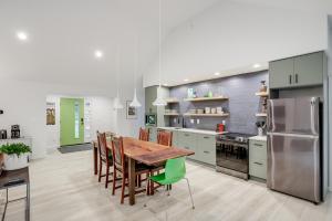 Gallery image of Brevard Retreat Fireplace, Deck and Screened Porch! in Brevard +30 photos