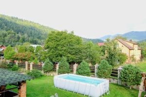 a swimming pool in the yard of a house at Шум лісу in Tatariv