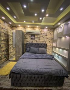ein Schlafzimmer mit einem großen Bett in einem Zimmer in der Unterkunft فيلا جراند ماجيك الفندقيه in Kairo