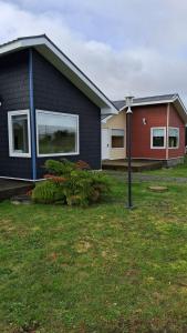 una casa con una luz de la calle delante de ella en Cabañas Puerto Varas, en Puerto Varas