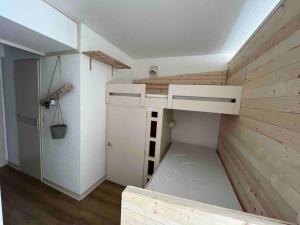 Postel nebo postele na pokoji v ubytování STUDIO Au pied des pistes - Les deux alpes