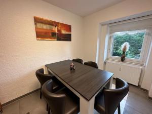 a dining room with a table and chairs and a window at Orient Apartment nähe Autobahn A57 in Krefeld