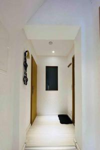 een lege hal met een deur en een televisie aan een muur bij Orient Apartment nähe Autobahn A57 in Krefeld +8 foto's