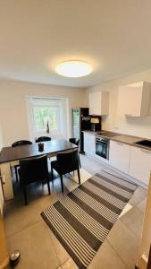 een keuken met een tafel en stoelen in een kamer bij Orient Apartment nähe Autobahn A57 in Krefeld