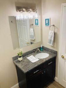 y baño con lavabo y espejo. en Pensa-Cozy Downtown bungalow, w/ backyard oasis! en Pensacola