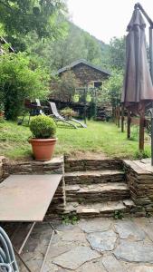 eine Treppe mit einem Sonnenschirm und einem Tisch in der Unterkunft Maison de montagne in Auzat + 4 Fotos