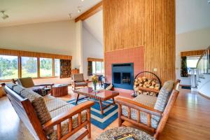 ein Wohnzimmer mit einem Kamin und Möbeln in der Unterkunft Wyoming Retreat on Wood River Hike and Fly Fish! in Meeteetse