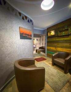 una sala de estar con una silla y un sofá en استوديو جراند ماجيك مدخل خاص بحديقه, en El Cairo 14 fotos más