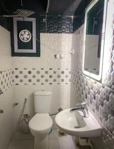 un baño con inodoro y lavabo en استوديو جراند ماجيك مدخل خاص بحديقه, en El Cairo
