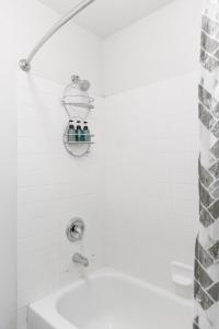 Et badeværelse på 1900 Sqft House 5beds,3bath With heated Pool,spa,bbq