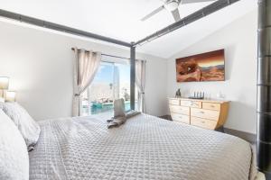 En eller flere senge i et værelse på 1900 Sqft House 5beds,3bath With heated Pool,spa,bbq + 37 billeder