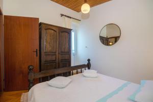 1 dormitorio con 1 cama con espejo en la pared en Apartment Marija, en Pisak