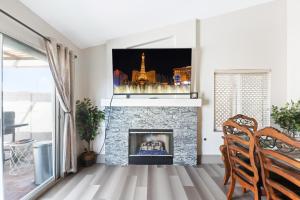 Et tv og/eller underholdning på 1900 Sqft House 5beds,3bath With heated Pool,spa,bbq