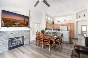 Køkken eller tekøkken på 1900 Sqft House 5beds,3bath With heated Pool,spa,bbq