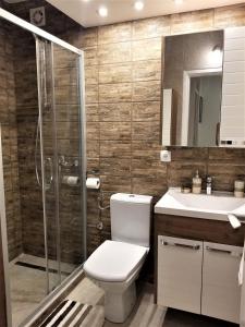 Koupelna v ubytování Arena West Apartment + 7 fotografií