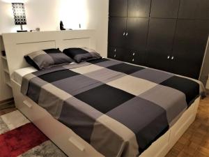 Postel nebo postele na pokoji v ubytování Arena West Apartment
