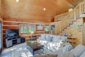 uma sala de estar com um sofá e uma televisão em Cove Life at Tellico Lake Cabin with Hot Tub, Dock em Vonore