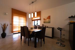Un comedor con mesa y sillas en Apartment Istria, en Ferenci