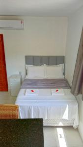 łóżko w pokoju z 2 poduszkami w obiekcie Flat da Eliete e Admilson w mieście Porto Seguro
