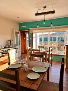 uma cozinha e sala de jantar com uma mesa de madeira em Riverline lodge em Cerro Castillo