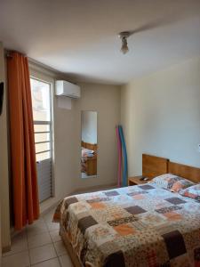 a bedroom with a bed and a window at RPT 01 - AR COND SPLIT nos 2 quartos, Ventilador na sala, PURIFICADOR ÁGUA GELADA, AIR FRYER, PET pequeno porte, Garagem Coberta in Caldas Novas