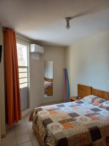 a bedroom with a bed and a window at Privê das Thermas 01 - Ar Split nos 2 quartos, ventilador na sala, purificador Soft gelada natural in Caldas Novas