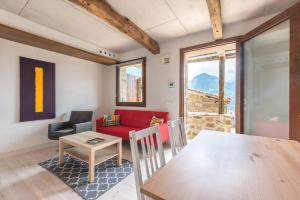 - un salon avec une table et un canapé rouge dans l'établissement Benaki 86 Lujoso apartamento de montaña, 