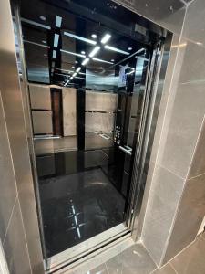 La salle de bains est pourvue d'une douche en verre et d'un miroir. dans l'établissement 2+1 dubleks denize 100 mt, à Alanya